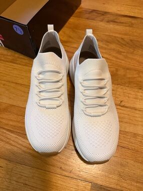 Brand new white Sketchers Stretch